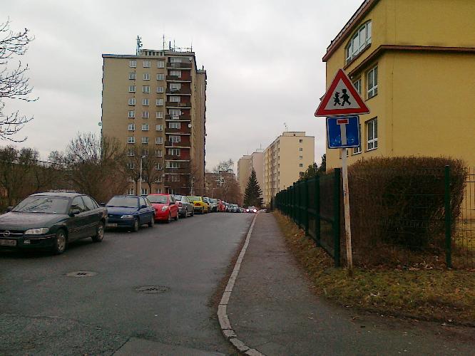 Nebezpečné přecházení žáků u Gymnázia, Praha 4, Postupická 3150