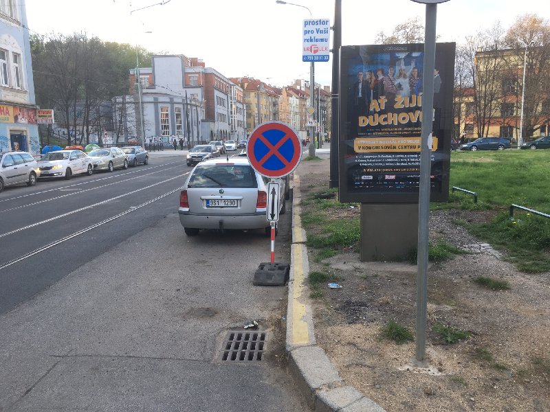 Špatně parkující vozidla zhoršují přehlednost křižovatky