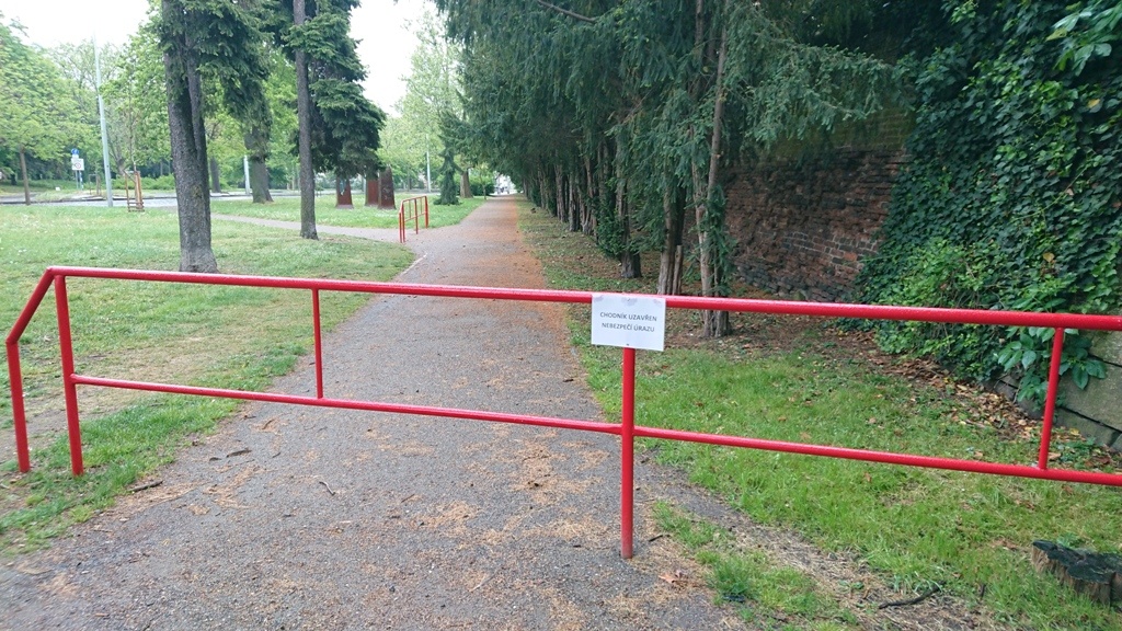 Zrušená cesta parkem Ch. Masarykové, zábradlí v cestě
