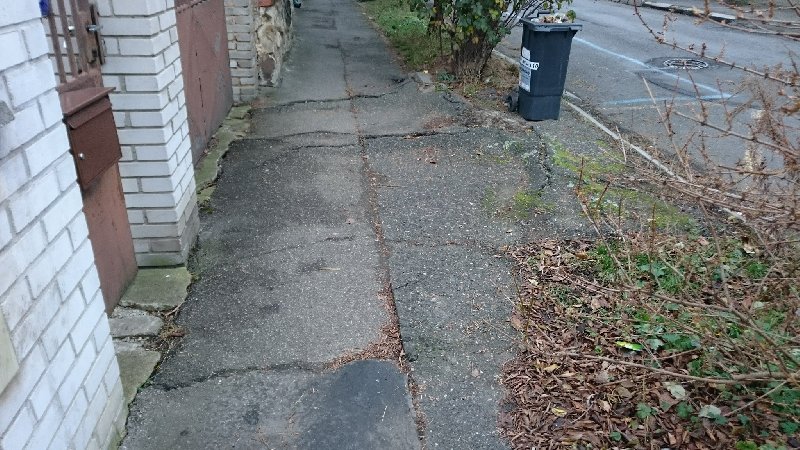 Rozpadajici se chodnik v ulici Pod Jarovem