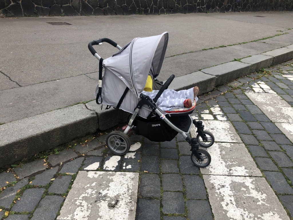 Vysoký obrubník u přechodu v Dejvické ulici