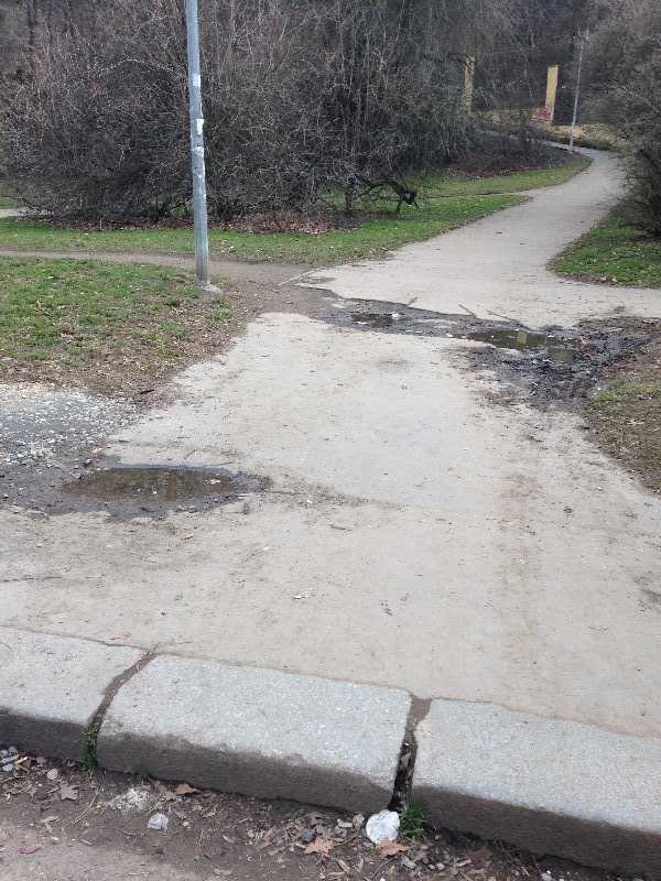 Přechod a chodník v ulici Pod Kavalírkou