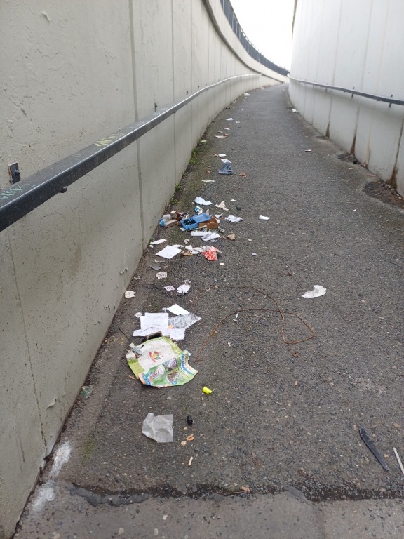 Nepořádek podchod pod ulicí Čuprova k ulici Nad Kolčavkou