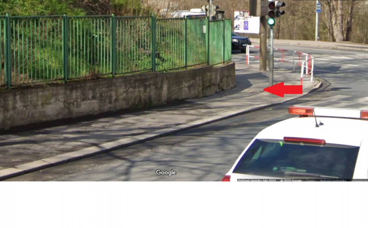 Cyklisté na chodníku ul. Českobrodská - Pod Táborem, Praha 9
