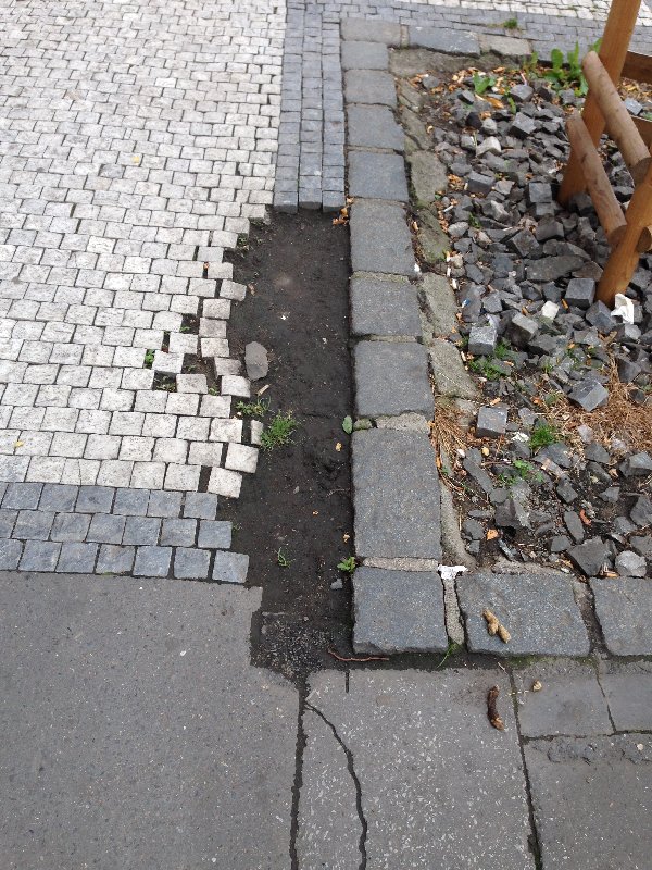 Vysypaný chodník u rabátka na rohu Korunní a Šumavské.