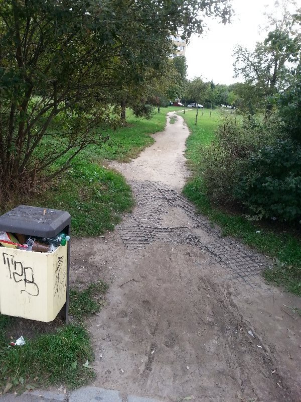 Chybějící chodník od Tesca v Přetlucké k metru Skalka