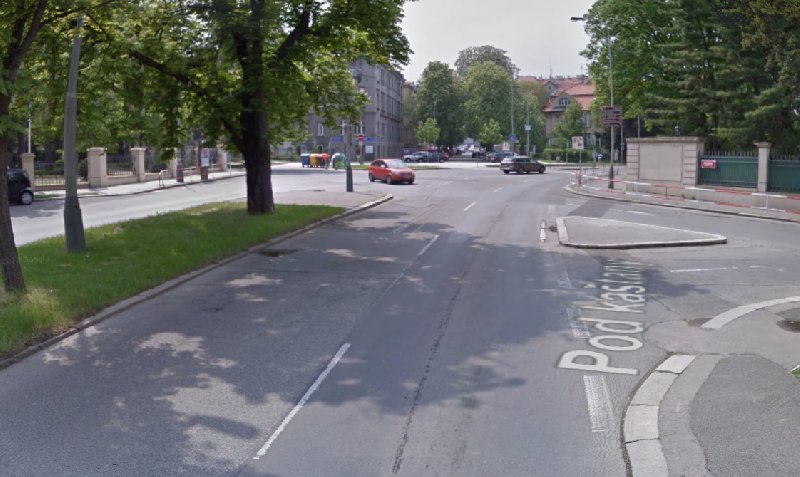 Přechod přes ulici Pod kaštany, při ulici Pelleova 