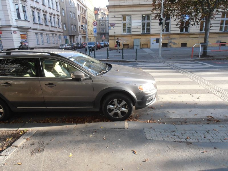 Vypnutý semafor na přechodu v Korunovační ulici