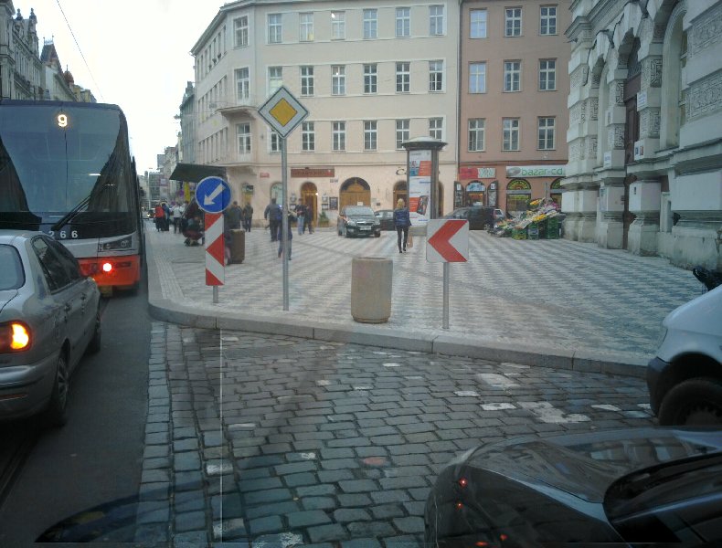 Přehršel značek u zastávky Vodičková