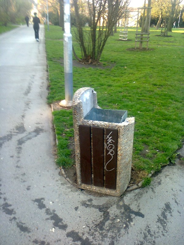 Rozbité odpadkové koše v Riegrových sadech, Praha 2