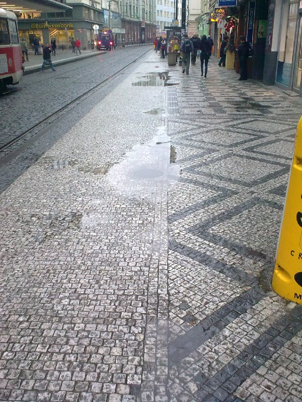 louže na zastávce tramvaje Spálená ulice,Praha 1