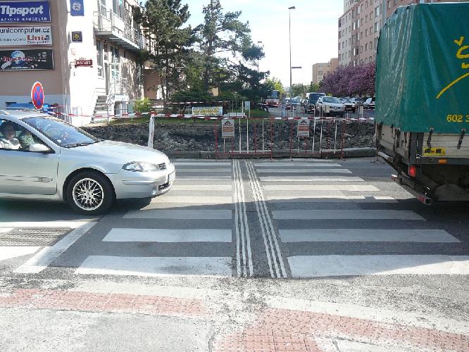 Stavba bez zajištění bezpeč. přecházení –  Jahodová x Topolová