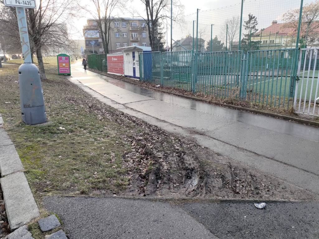 Rozjíždění trávníku auty přepravních služeb 