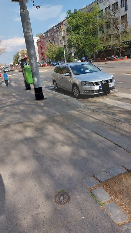 Auta parkující před přechodem