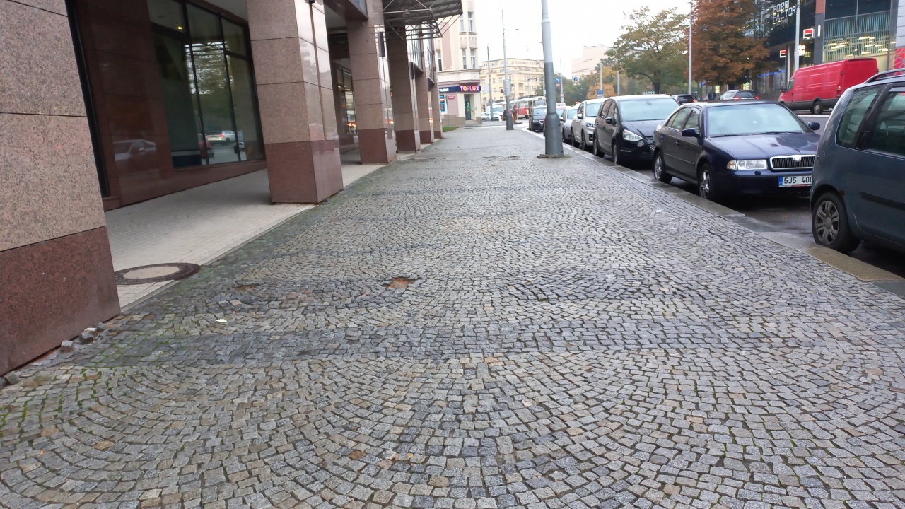 rozbitý chodník v ulici Sokolovská směr centrum