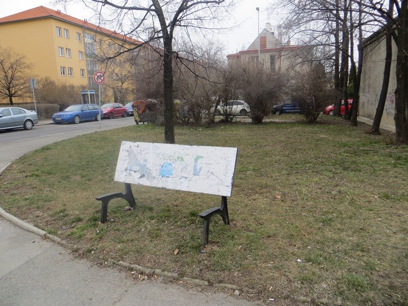 Lavičky bez sedátek v Topolové ulici
