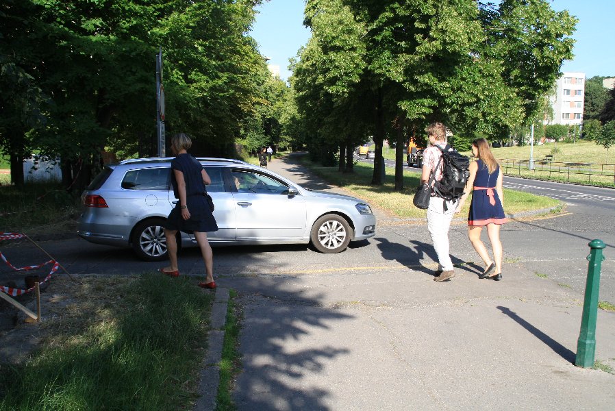 Vjezd do ZŠ Burešova z ulice Žernosecká