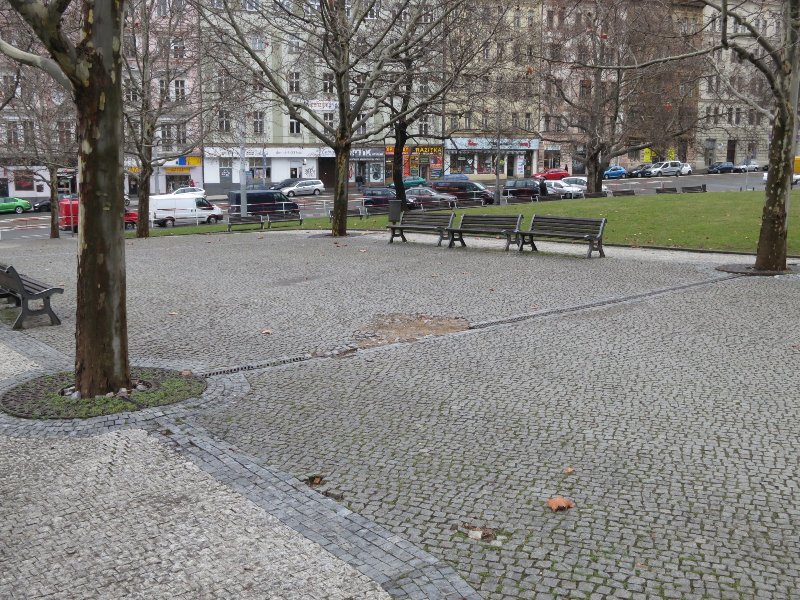 Porušená dlažba na chodníku - nám. W. Churchilla