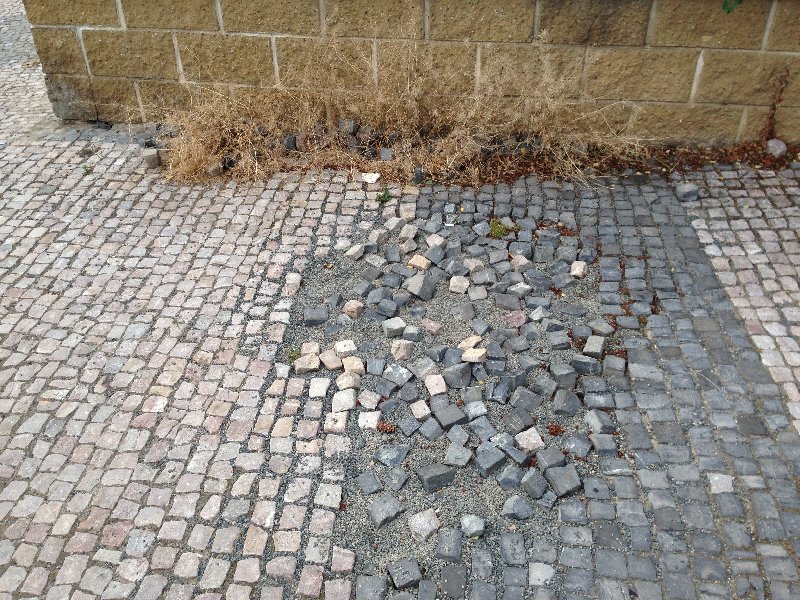 Rozpadající se dlažba ve Strančické
