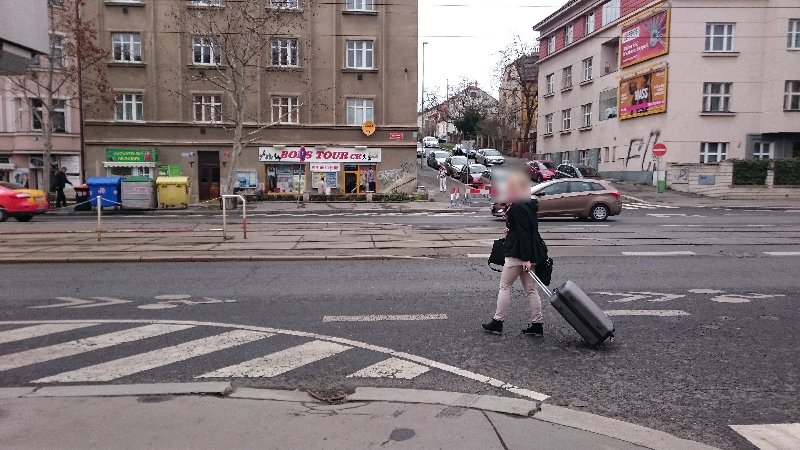 Jeseniova x Koněvova — chybí přechod do zastavky tramvaje