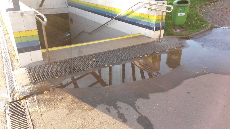 Louže před vstupem do metra Hloubětín 