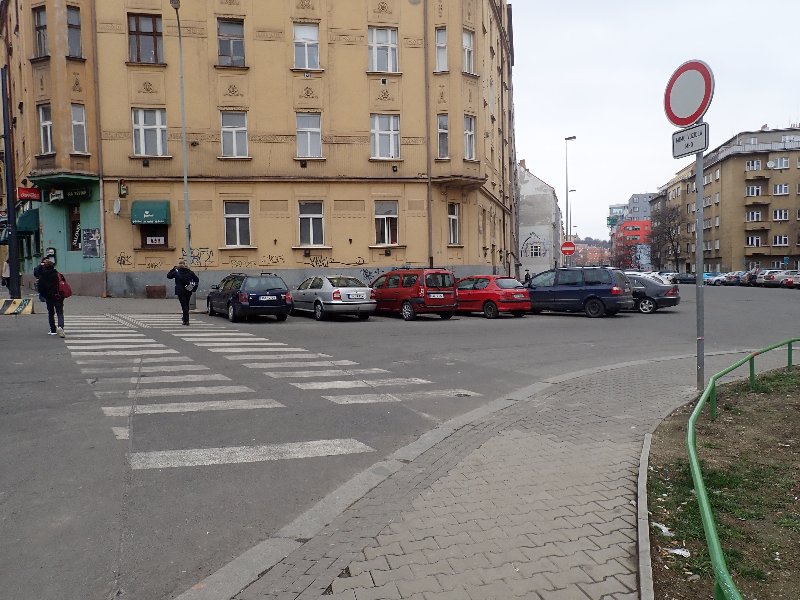 Nepřehledný přechod na začátku ulice Kloboučnická