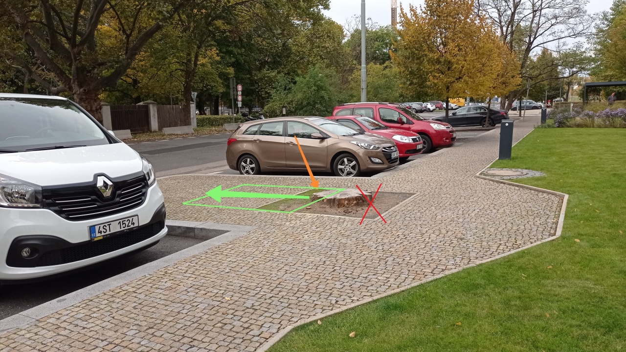 Prázdné rabátko v ulici Za Invalidovnou