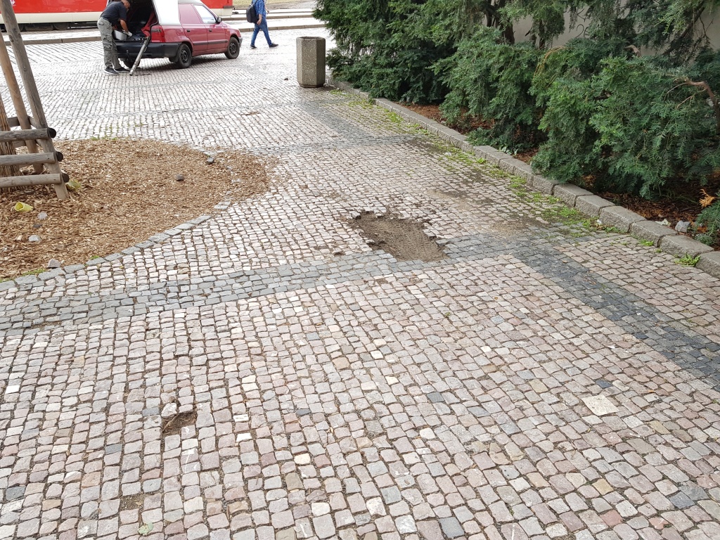 Několik děr v dlažbě u stanice Malostranská