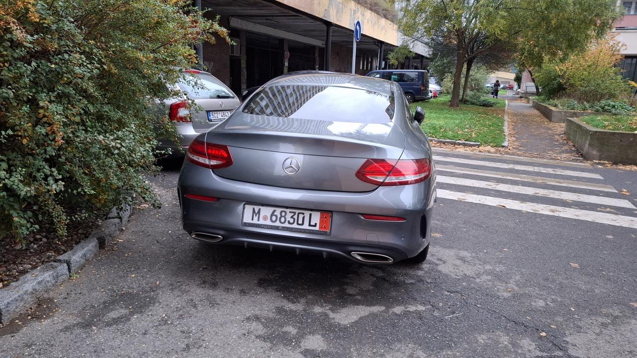 Parkovani na zlute care