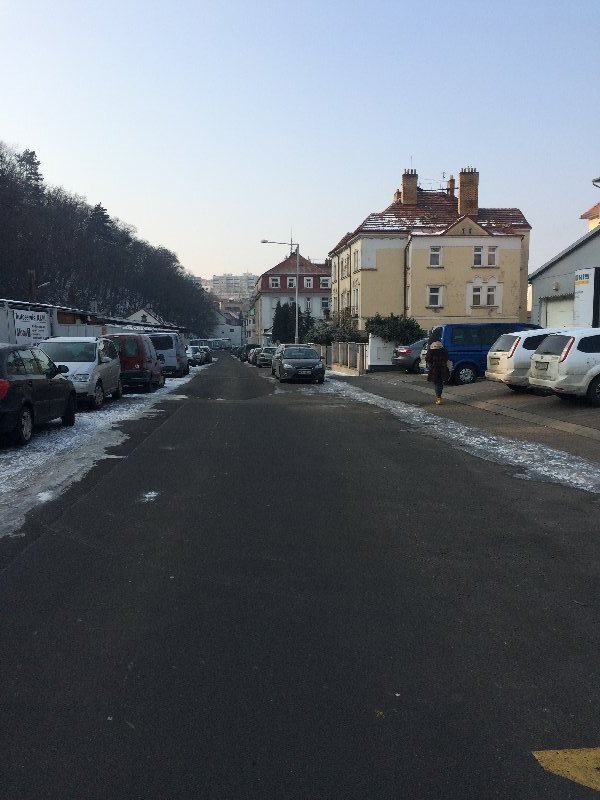 Parkování aut a rozbitý chodník v ulici Pod Stárkou 
