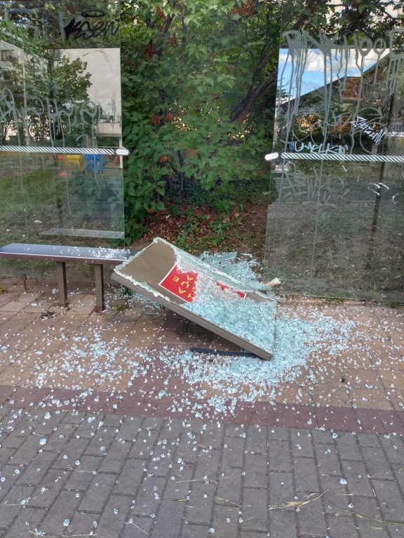 Zničené sklo na zastávce Bělocerkevská