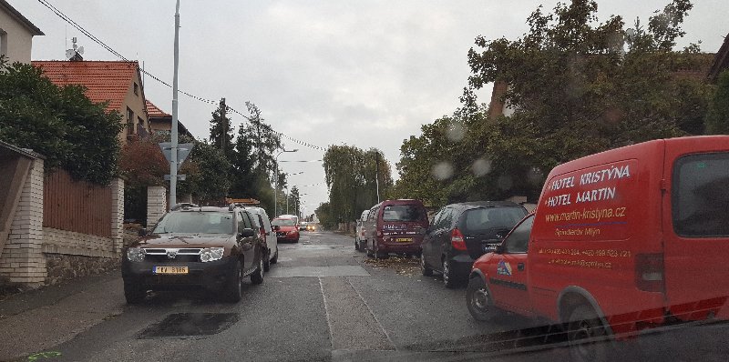 V ul. Chuchelská jsou odstaveny dva vraky za účelem blokování dopravy.