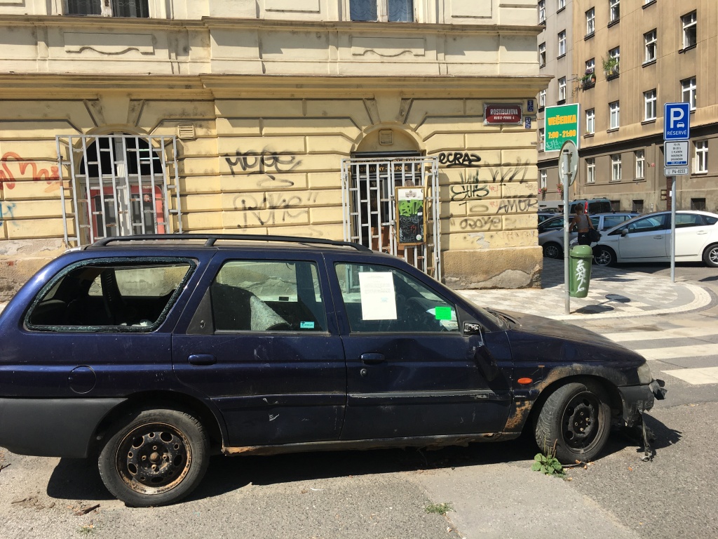 Opuštěný vrak v ulici Mečislavova