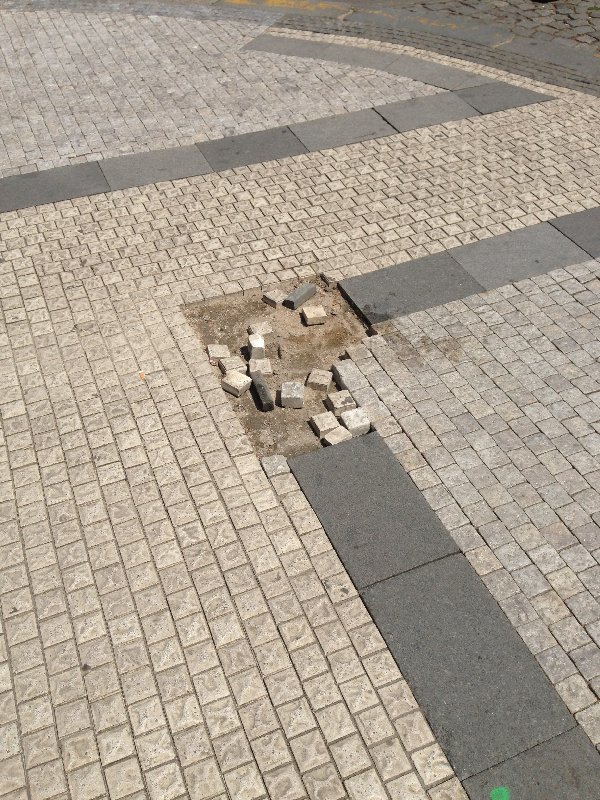 Výtluk na rohu Francouzské a Záhřebské