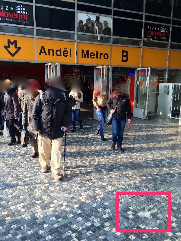 Rozbitý chodník před Metrem Anděl