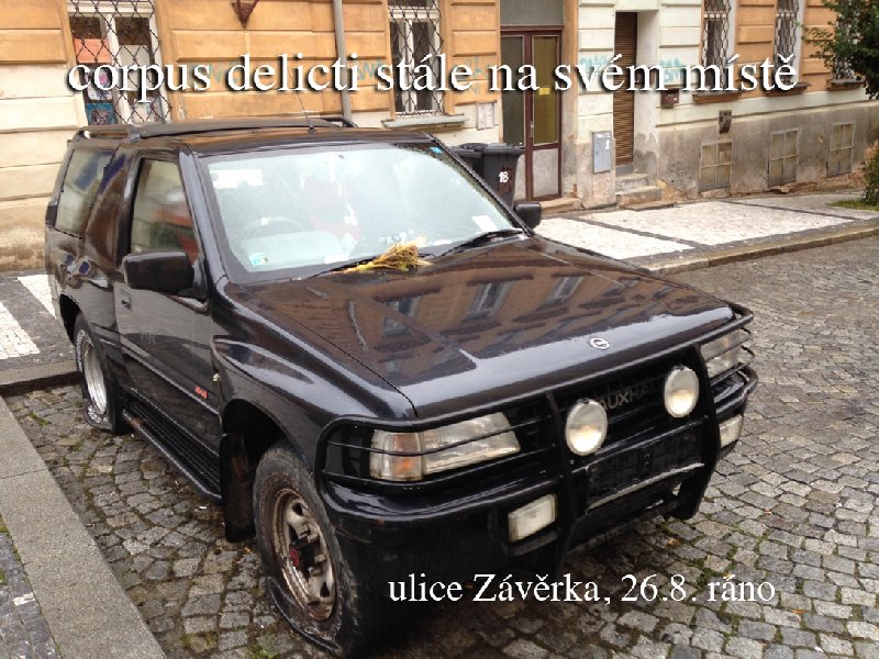 Stojící nepojízdné auto v ulici Závěrka