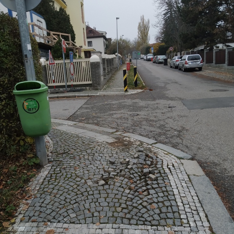 Rozbitý chodník v ul. Na Viničních horách x Vostrovská, v Praze 6