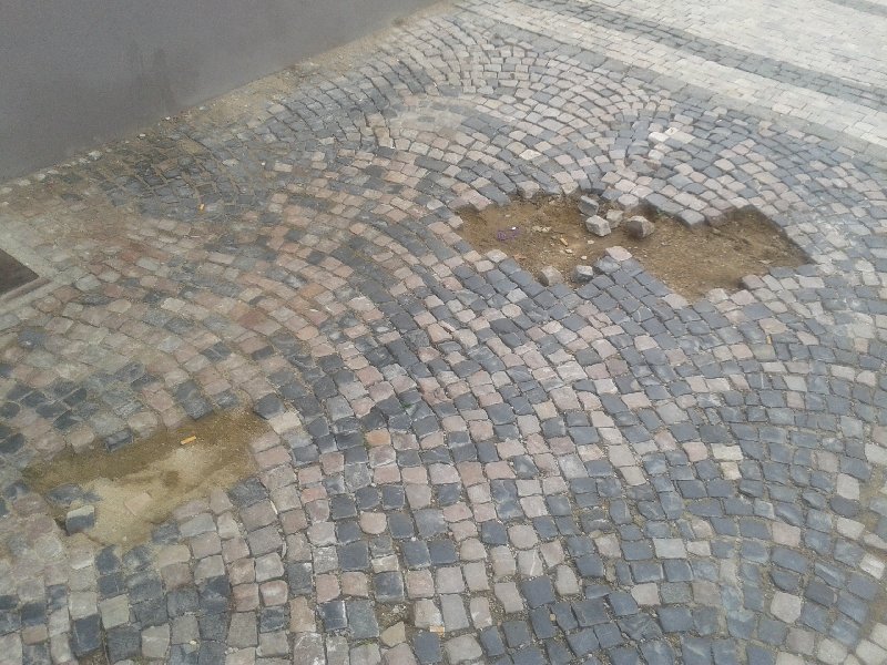 Vytlučený chodník u vinohradské vodárny