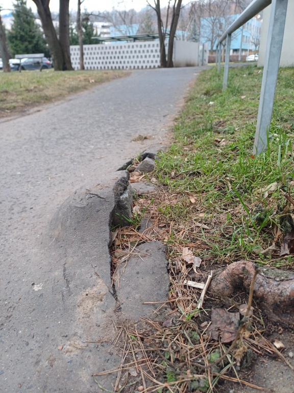 Výmol na chodníku - častá zranění