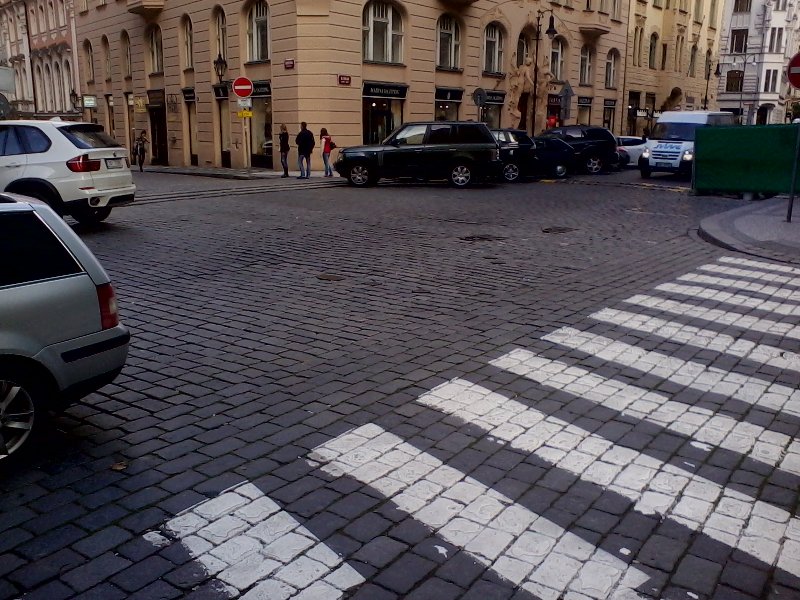 Chybějící přechod přes Širokou ulici na křižovatce s Maislovou