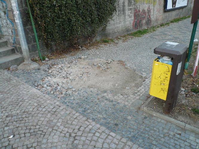 Rozpadající se chodník pod schody Ruská -Říčanská