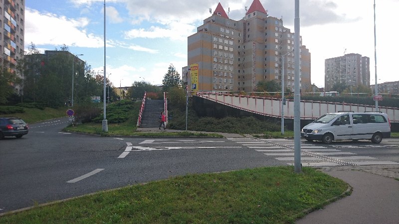 Prohlubeň v chodníku roh Lamačova x Hógerova