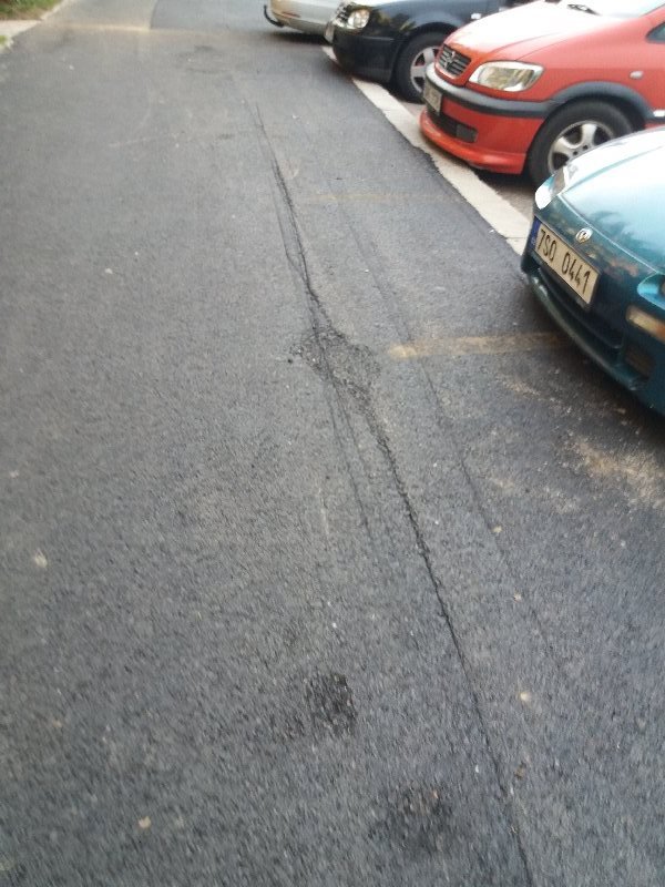 Nepovedená kompletní rekonstrukce chodníků. Ulice Zárybská, Praha 9.