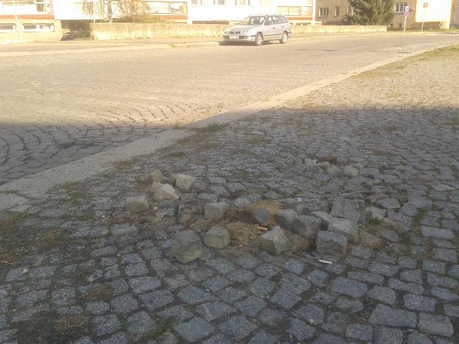 Nerovnosti na chodníku v Dubečské ulici
