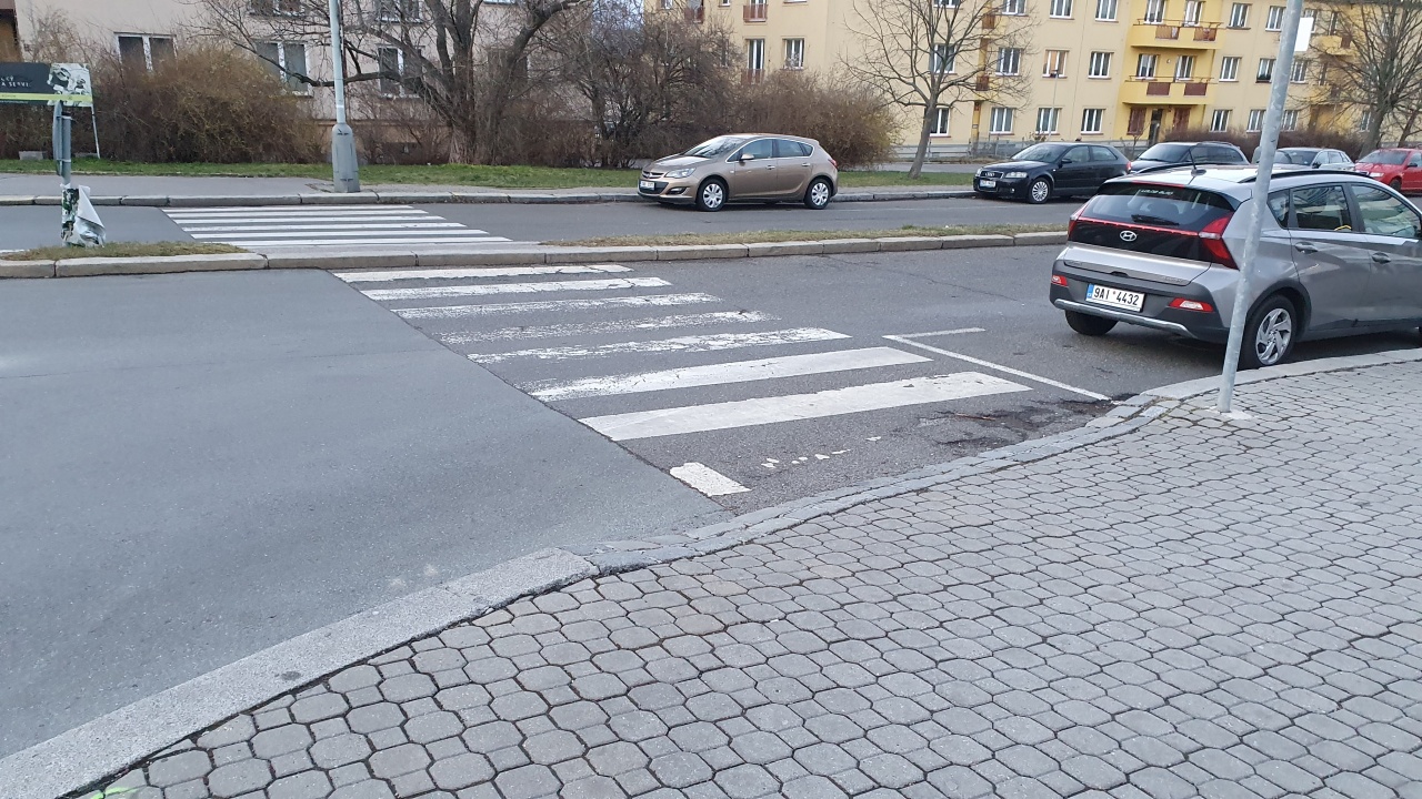 Polo bezbariérový přechod v ulici Na Hřebenech II
