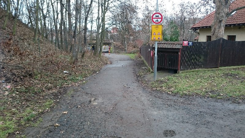 Trvalá špína kolem podchodu mezi ulicemi Malešická a Nad Kapličkou