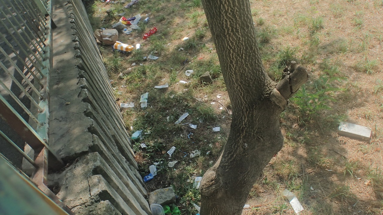 Zelené plochy u komunikace Pod Nuselskými schody - nepořádek, špína,