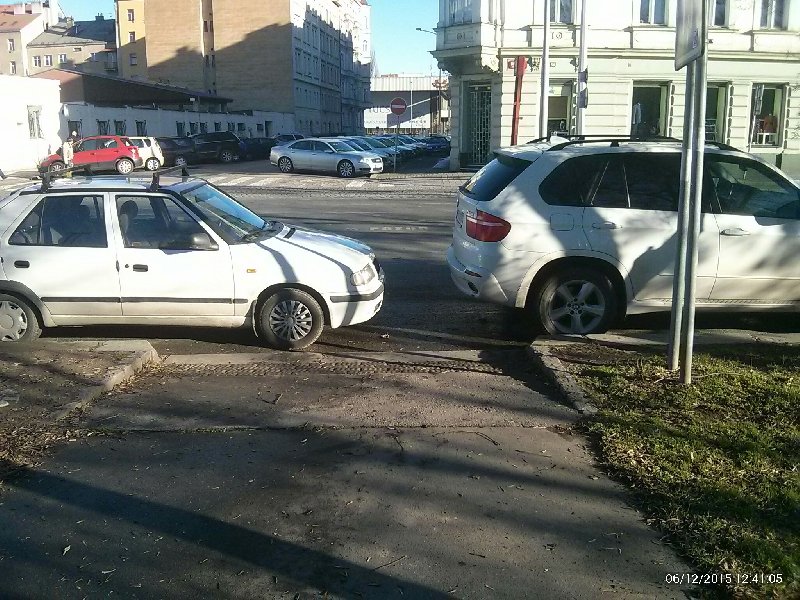 Blokovaný východ z parku na rohu Nádražní a Kotevní