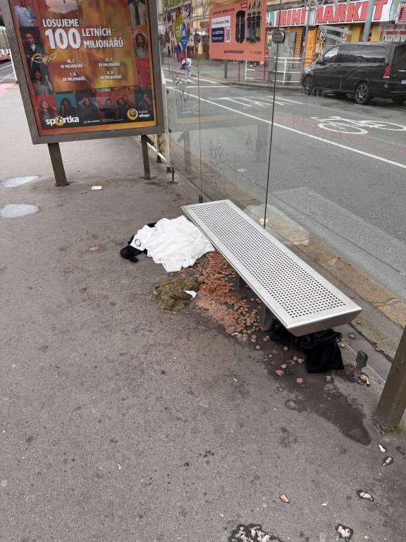 Nepořádek na zastávce Kavalirka 