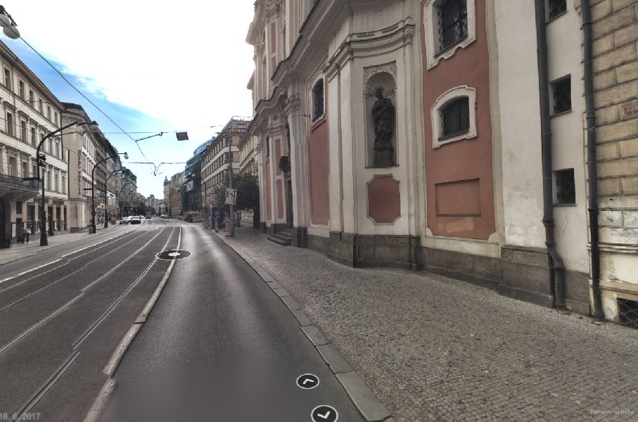 Parkující auta na chodníku Národní třídy